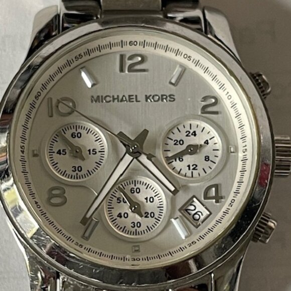 Michael Kors Runway Chronograph Quartz Silver Dial Ladies Watch M5076 - Picture 7 of 7